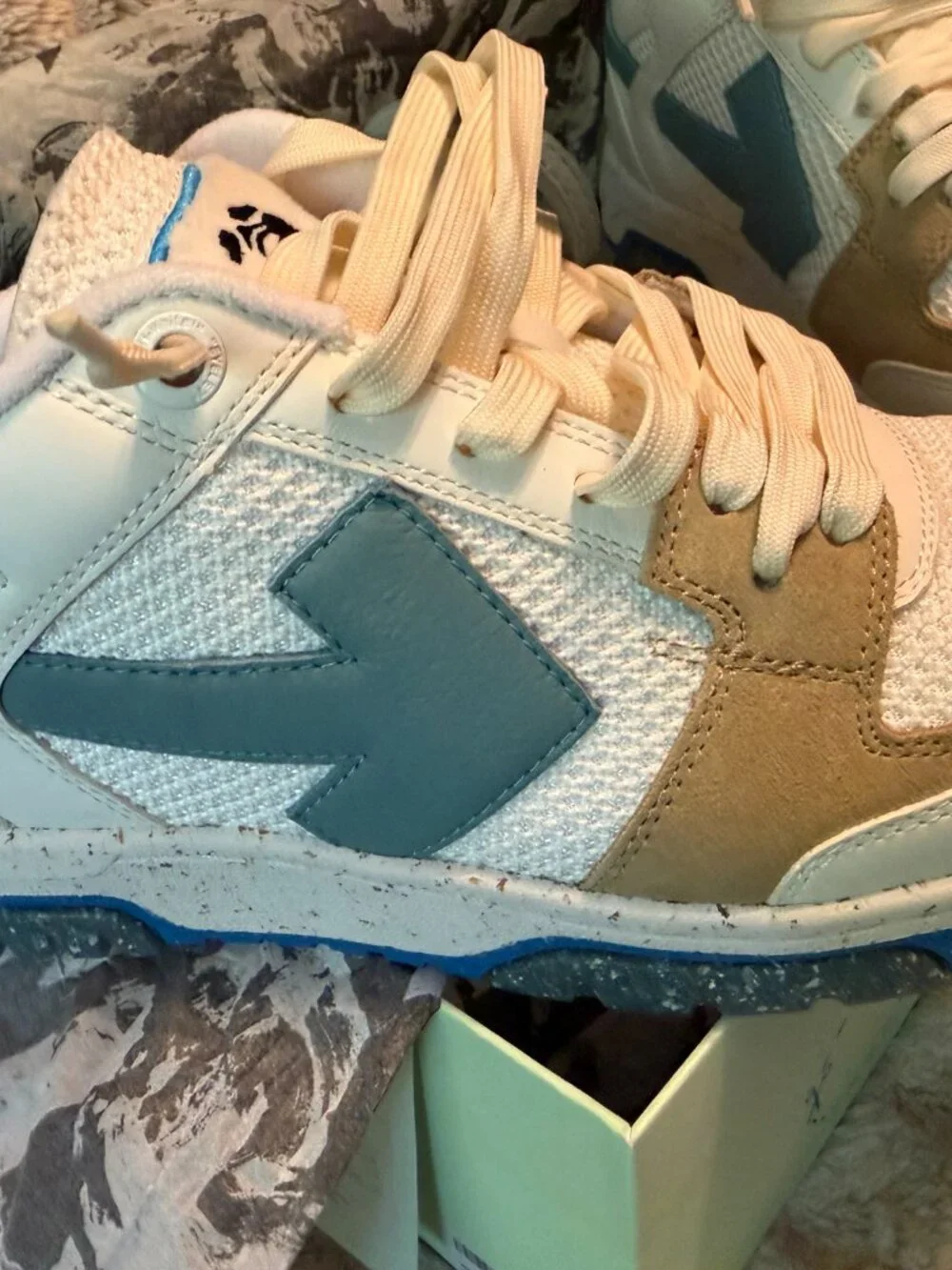 NIB Mens Off White Limited Edition Sneakers White Tan Blue Size 44